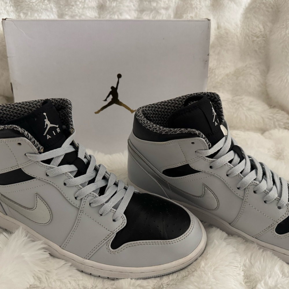 Jordan 1 Retro Mid Pure Platinum Metallic